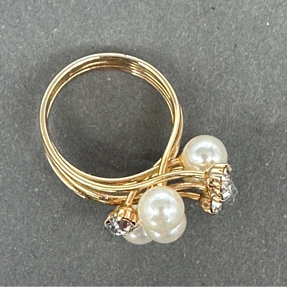 Elegant Faux Pearl , Gold tone, and Rhinestone Ring - Picture 2 of 4